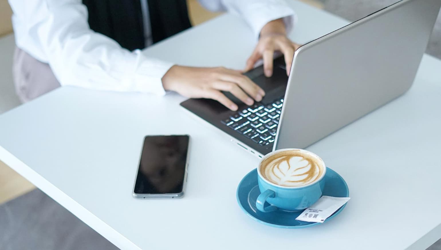 Мужчина работает за ноутбуком в кафе, подключившись к интернету от Baza.net