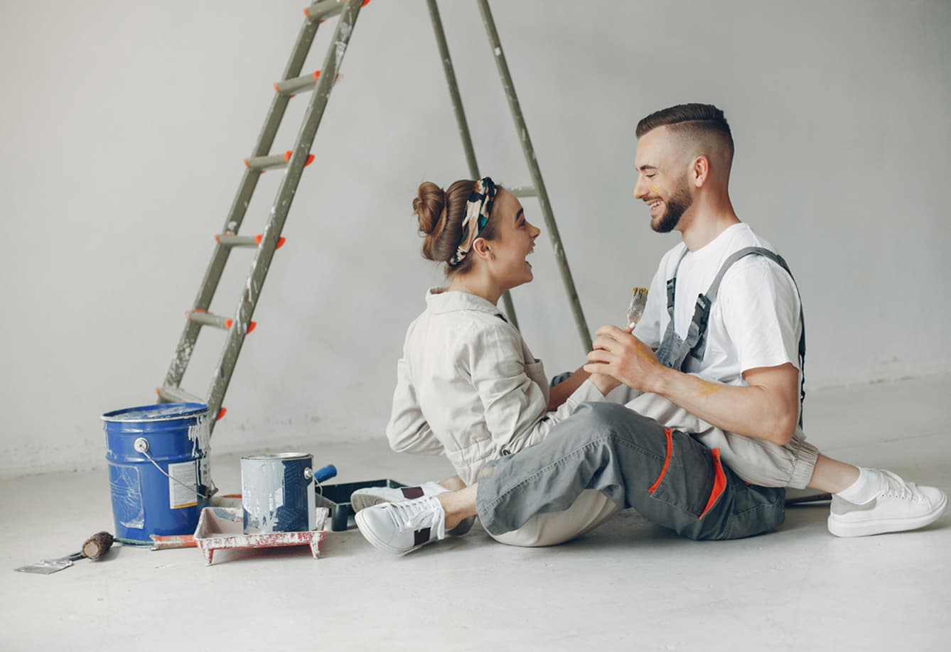 семья делает ремонт в квартире