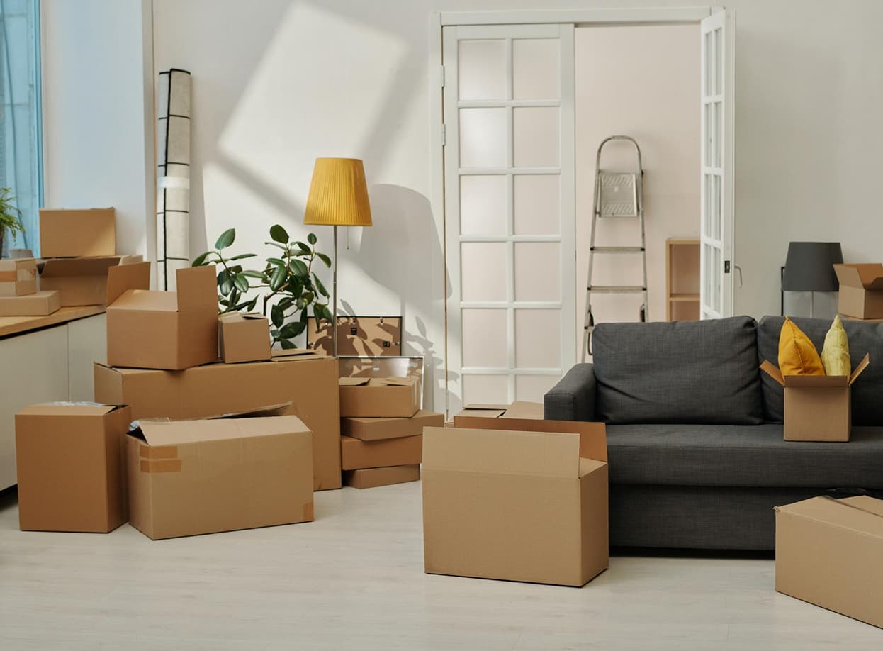 открытые коробки с вещами в новой квартире