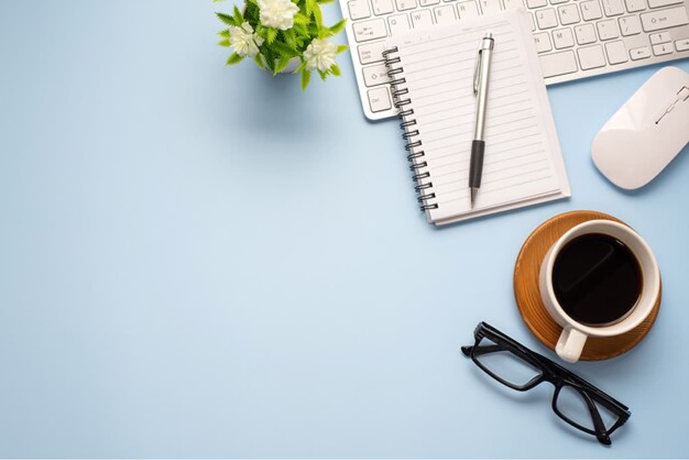 на столе лежит блокнот и ручка