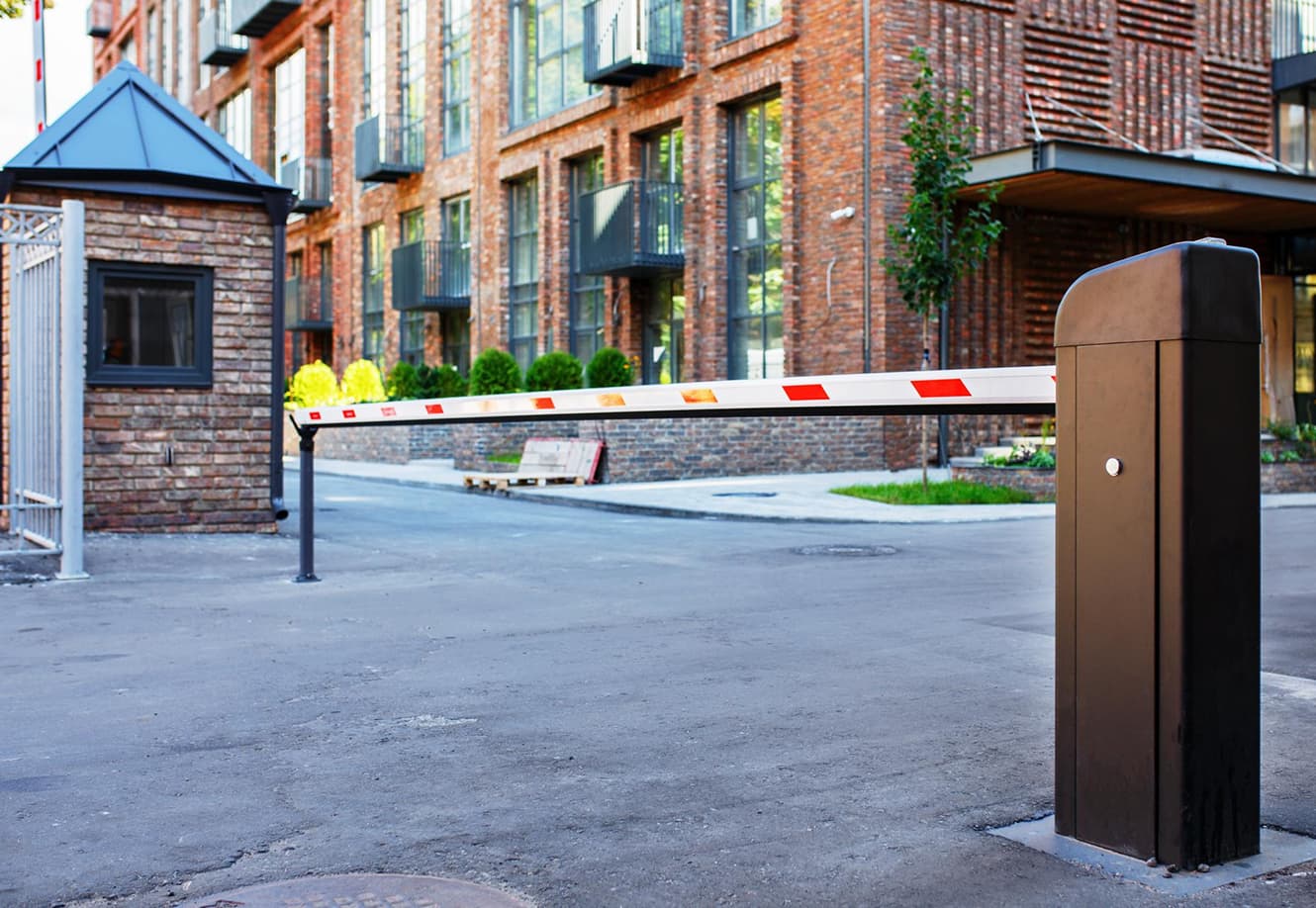 шлагбаум при вьезде на территорию дома