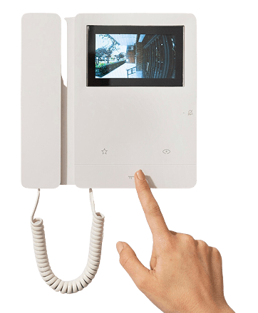 Рука нажимающая на домофон