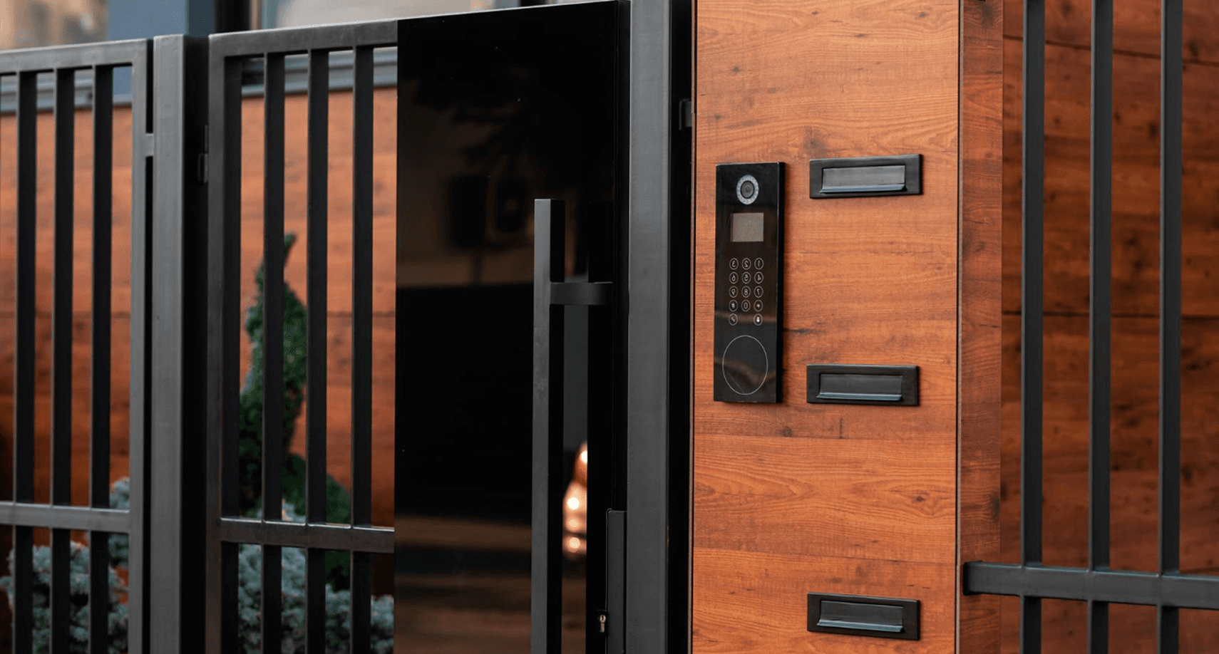 умный домофон на стене здания