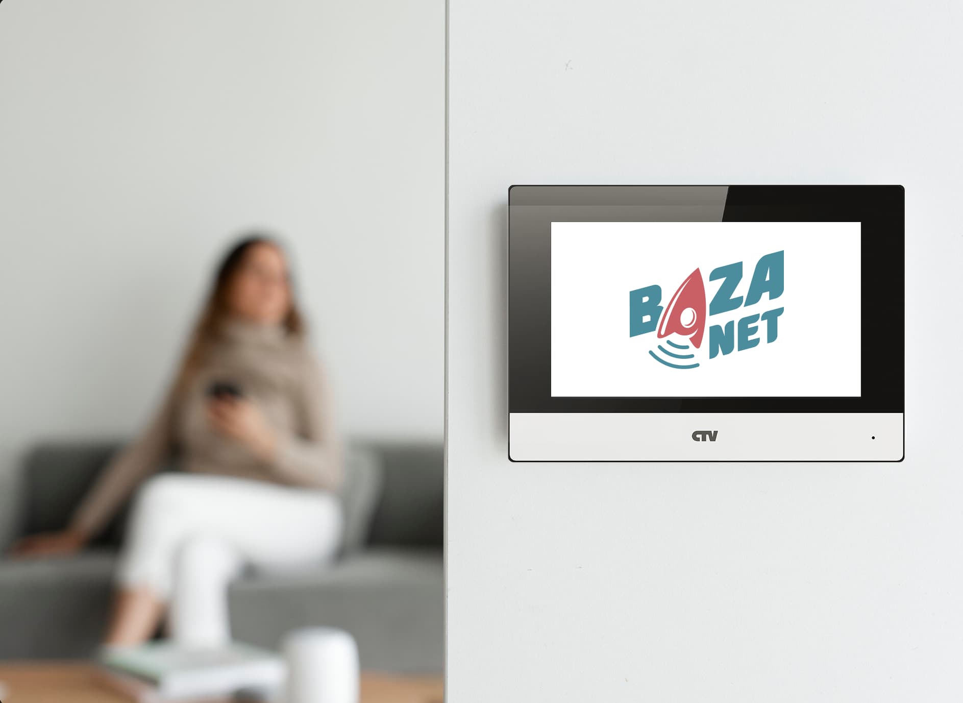 Панель LCD домофона на стене в доме