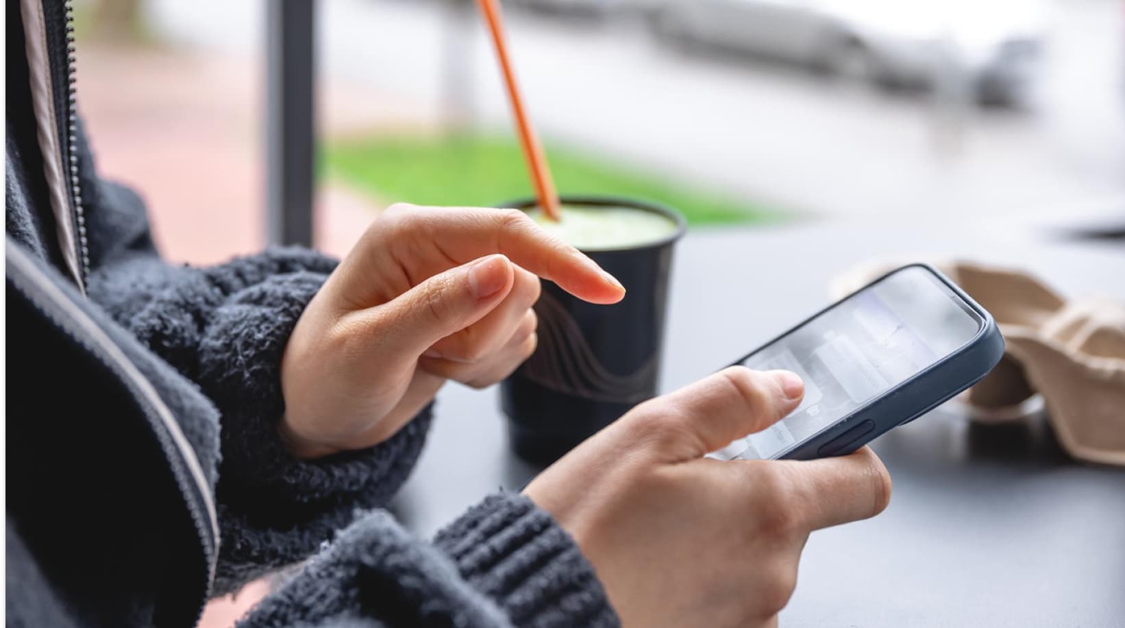 посетитель кафе пользуется интернетом от Baza.net